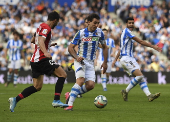 Oyarzabal y Balenciaga en un derbi de la temporada pasada. (Jon URBE / FOKU)