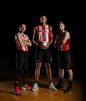 Rousselle, Dos Anjos y Serron posan con el uniforme rojiblanco que se enfundarán en el partido del sábado en Miribilla. (BILBAO BASKET)