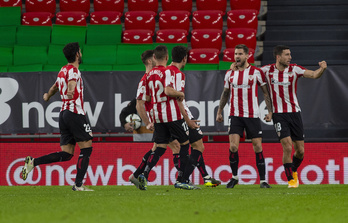 Los jugadores del Athletic celebran el gol de Iñigo Martínez en las semifinales de Copa ante el Levante. (Marisol RAMIREZ / FOKU)