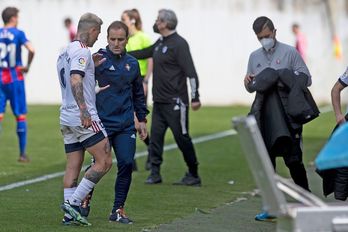 Jagoba Arrasate saluda a Chimy Ávila al término del amistoso disputado frente al Eibar. (@CAOsasuna)