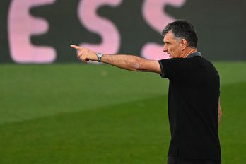 Mendilibar dirige a sus hombres desde la banda, hoy en Valdebebas. (Gabriel BOUYS/AFP PHOTO)