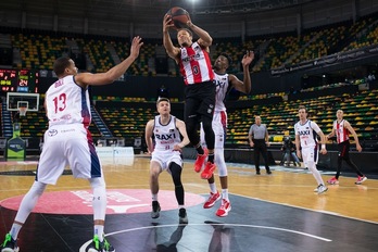 Jaylon Brown entra con todo ante la oposición de Sima y Báez, en un esfuerzo valiente pero sin premio de los bilbainos. (A. ARRIZABALAGA / ACB PHOTO)