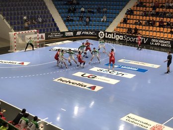 Ataque de los jugadores conquenses en La Catedral. (@AnaitasunaBM)