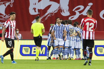 Los jugadores de la Real celebran el gol que le ha ha dado el título de Copa, con Merino, MVP del partido, en primer plano. (Monika DEL VALLE/FOKU)