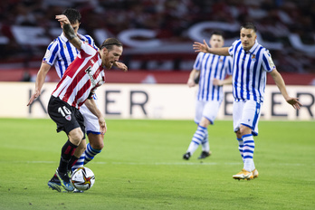 Muniain trata de proteger el balón. (Monika DEL VALLE / FOKU)