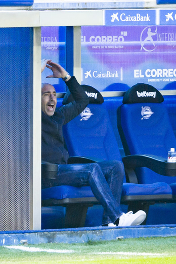 Abelardo Fernández no oculta su enfado en el banquillo de Mendizorrotza. (Jaizki FONTANEDA / FOKU)