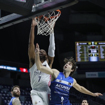 El madridista Alex Tyus se cuelga frente a Mikel Motos. (P. CASTILLO / ACB PHOTO)