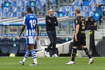 Abelardo sigue serio el encuentro ante la Real. (Gorka RUBIO/FOKU)
