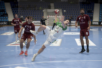 El pivote Aitor García lanza a portería. (Iñigo URIZ/FOKU)