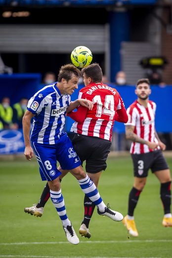 Tomas Pina pugna con Dani García en el derbi de la primera vuelta. (Jaizki FONTANEDA/FOKU)