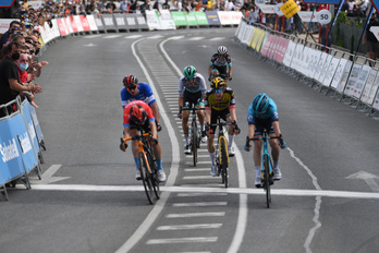 La llegada entre Ion Izagirre y Pello Bilbao ha sido muy apretada. (Marisol RAMÍREZ/FOKU)