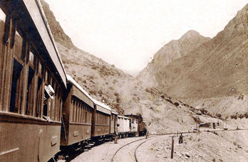 El transandino, en acción entre las cumbres de la cordillera.