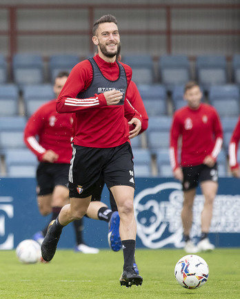 Un sonriente Roberto Torres en el ensayo previo de Tajonar antes de viajar a Villarreal. (OSASUNA)