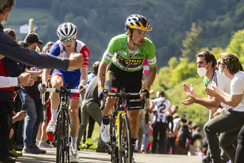 Primoz Roglic y David Gaudu, txapeldun de la Itzulia y ganador de la última etapa respectivamente, en la subida a Krabelin. (Jaizki FONTANEDA/FOKU)