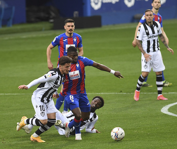Diop y Bardhi pelean por el balón. (Jon Urbe/Foku)