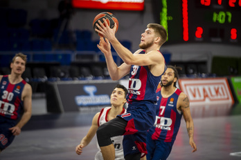 Los 18 puntos de Giedraitis no han sido suficientes ante UCAm Murcia. (Jaizki FONTANEDA/FOKU)