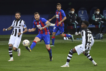 El Eibar encajó ante el Levante su 15ª derrota de la temporada, que le envió al fondo de la tabla. (Jon Urbe/Foku)