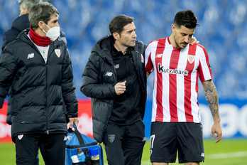 Marcelino con Yuri tras la lesión sufrida en Anoeta. (@AthleticClub)