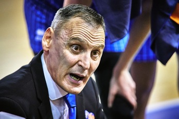 El gasteiztarra Roberto Iñiguez de Heredia, dando instrucciones en un tiempo muerto. (FIBA BASKETBALL)