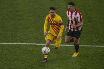 Leo Messi y Ander Capa, durante el encuentro disputado en San Mamés esta temporada. (Aritz LOIOLA/FOKU)