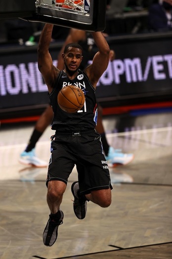 LaMarcus Aldridge machaca la canasta en una de sus últimas actuaciones, el pasado sábado día 10 ante los Lakers. (ELSA / AFP PHOTO)
