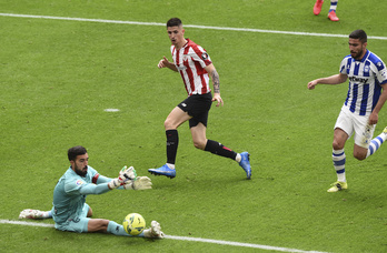 Pacheco salva un remate de Sancet ante la mirada de Tachi, que apunta a titular ante el Huesca. (Marisol RAMIREZ / FOKU)