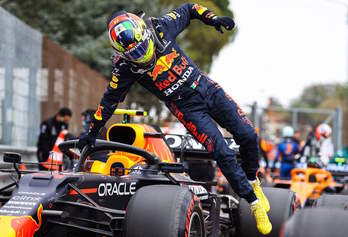 Sergio Pérez baja de su monoplaza tras firmar la segunda plaza en la calificación de Imola (Bryn LENNON / AFP PHOTO)