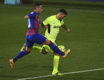 El Atlético ganó en Ipurua con dos goles de Luis Suárez, que mañana no jugará por lesión. (Jon Urbe/Foku)