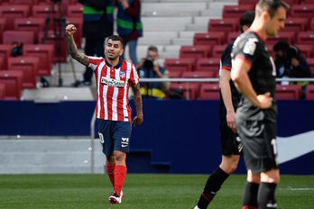 Correa, que ha roto el partido justo antes del descanso, celebra su primer gol. (Óscar del Pozo/AFP)