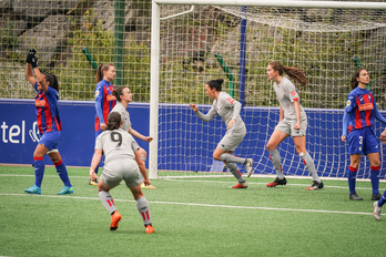 Vanesa Gimbert celebra su gol en Unbe este pasado sábado, el cuarto que marca en los tres últimos partidos. (Endika PORTILLO / FOKU)