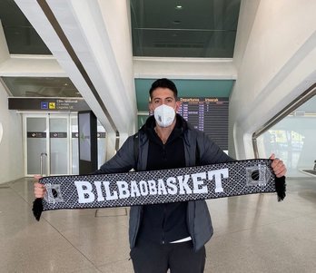 Ioannes Athinaiou en su llegada al aeropuerto de Bilbo. (BILBAO BASKET)