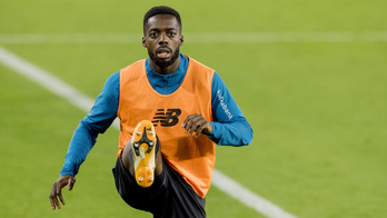 Williams calentado en la banda en el Benito Villamarín. (@AthleticClub)