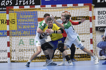 Julen Aginagalde –en la imagen ante Anaitasuna– ha aportado seis goles ante Benidorm. (Gorka RUBIO/FOKU)