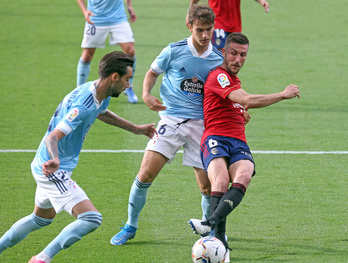 Oier trata de llevarse el balón ante la presencia de Denis Suárez y Brais Méndez. (LOF)