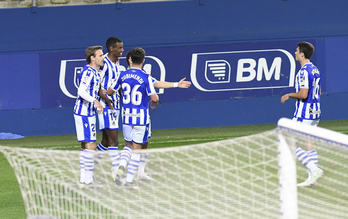Los jugadores realistas celebran el gol de Isak que ha cambiado el partido. (Gorka RUBIO/FOKU)