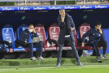 Imanol da órdenes a sus jugadores en el partido de Ipurua. (Gorka RUBIO/FOKU)