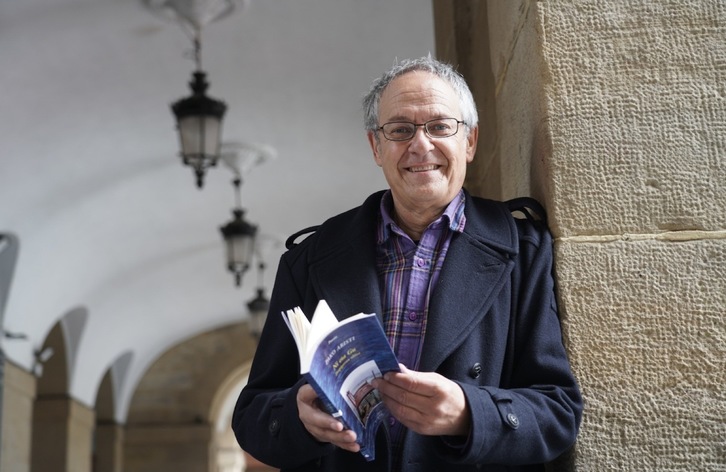 Pako Aristi ‘Ni eta Gu. Zazpigarren uhina’ poesia-liburua aurkezten. (Andoni CANELLADA/FOKU)