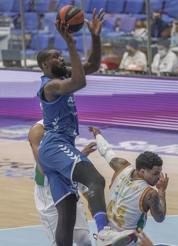 Okouo deberá hilar muy fino para frenar a Shermadini. (Andoni CANELLADA / FOKU)