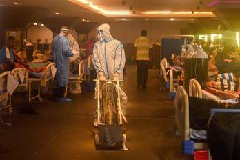 Un sanitario transporta una botella de oxígeno en un hospital de Delhi. (P. SINGH/AFP)