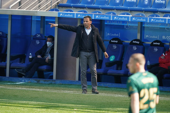 Javier Calleja, Alaveseko jokalariei aginduak ematen. (Endika ORTILLO/FOKU)