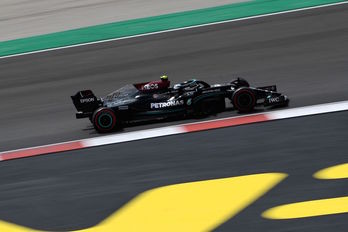 El Mercedes de Bottas, en el circuito de Portimao (Gabriel BOUYS / AFP PHOTO)