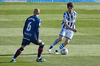 Sandro y Aritz han sido los protagonistas de la jugada que ha decidido el partido. (Agencia LOF)