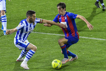 Joseba Zaldua y Bryan Gil, en el derbi del lunes en Ipurua. (Gorka RUBIO/FOKU) 