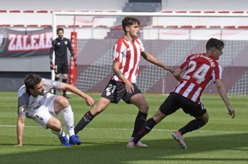 Beñat Prados con el dorsal 21 junto a Nico Serrano ante el Tudelano. (@AthleticClub)