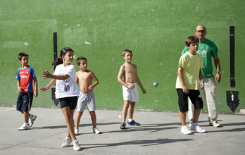 Pilota umeen aisialdirako aukera paregabea izan daiteke. (Juan Calos RUIZ/FOKU)