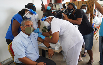 Vacunación de personas en Victoria, capital de las islas Seychelles. (REPÚBLICA DE SEYCHELLES)