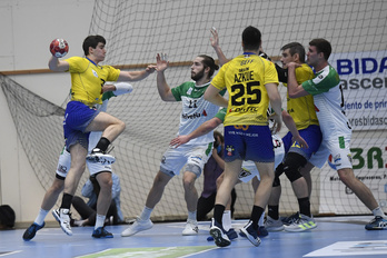 Bidasoa-Irun y Anaitasuna louchan por objetivos distintos. (Gorka RUBIO/FOKU)