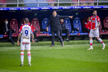 Javi Calleja, dando órdenes a sus jugadores durante el derbi de Ipurua (Jaizki FONTANEDA / FOKU)