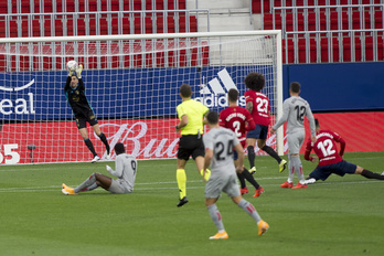 La última vez que se midieron Osasuna y Athletic, el pasado octubre, se celebró el centenario rojillo. (Iñigo URIZ/FOKU)