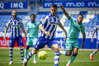 Joselu ha sido el autor del empate, con suspense hasta que el VAR ha determinado que el balón había traspasado la línea de gol. (Jaizki FONTANEDA/FOKU)